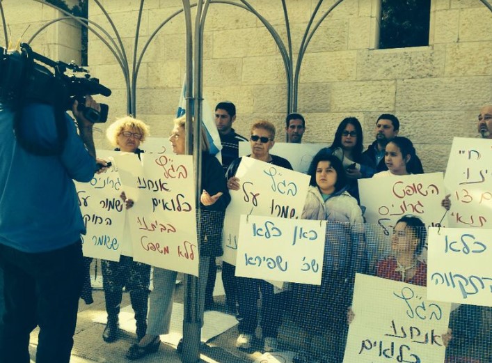 תושבי דרום תל אביב מפגינים בכניסה לבית המשפט העליון לפני דיון בעניין החוק למניעת הסתננות.